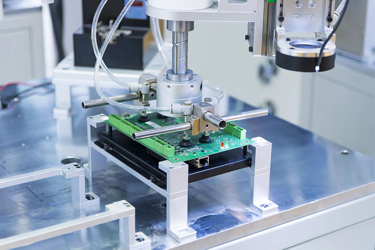 przenoszenie elektroniki za pomocą przyssawek próżniowych