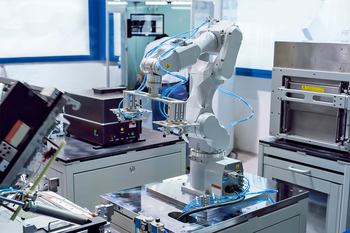 ramię robota z przyssawkami do przenoszenia elektroniki