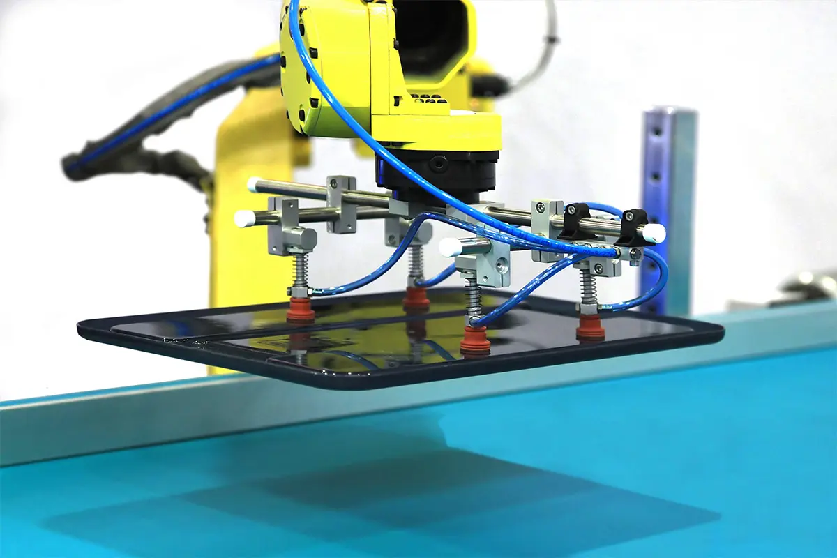 przenoszenie materiałów elastycznych przez przyssawki próżniowe